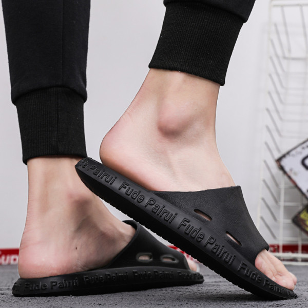 Melnas vīriešu čības vienkāršs modelis ar uzrakstiem uz zoles