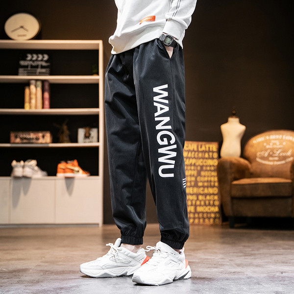 Vīriešu sporta bikses ar uzrakstu