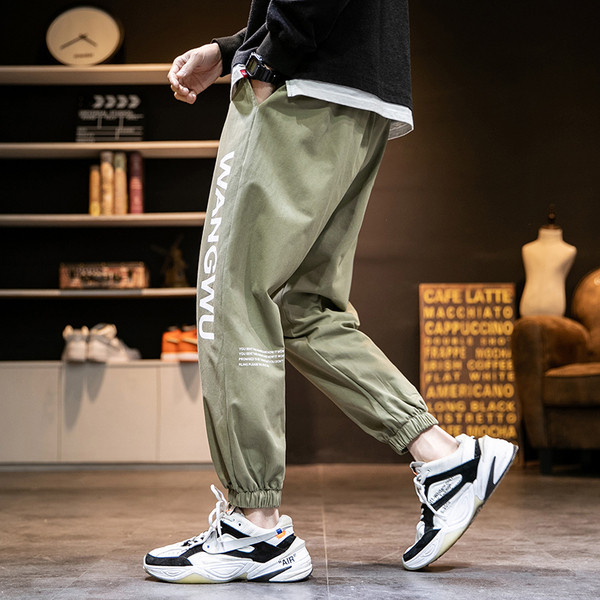 Vīriešu sporta bikses ar uzrakstu