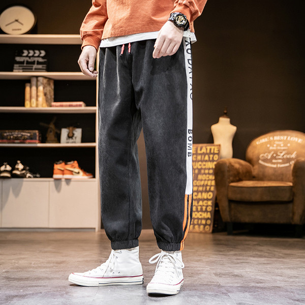 Vīriešu sporta bikses ar uzrakstu un apmalīti