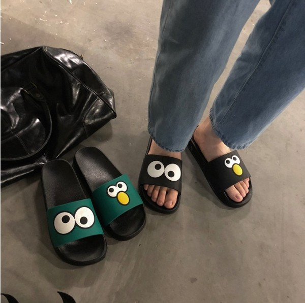 Vīriešu ikdienas čības ar aplikāciju un plakanu zoli