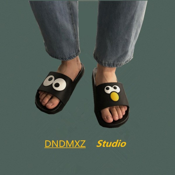 Vīriešu ikdienas čības ar aplikāciju un plakanu zoli