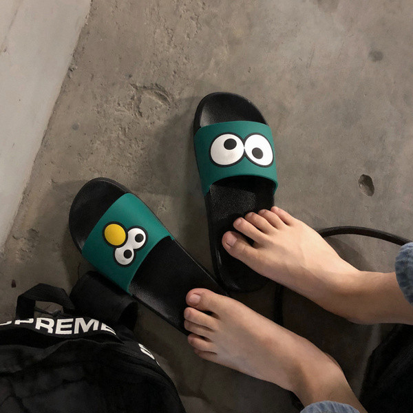 Vīriešu ikdienas čības ar aplikāciju un plakanu zoli