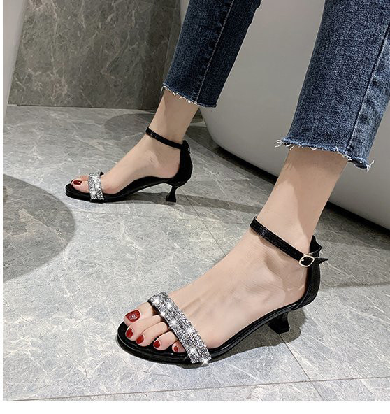 Modernas sieviešu sandales ar zemiem papēžiem un akmeņiem