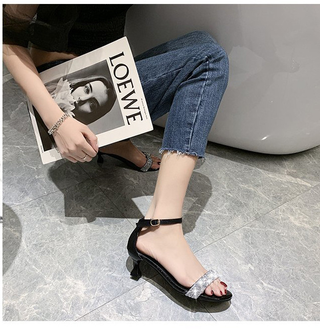 Modernas sieviešu sandales ar zemiem papēžiem un akmeņiem