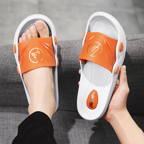 Ikdienas vīriešu čības ar zelta aplikāciju