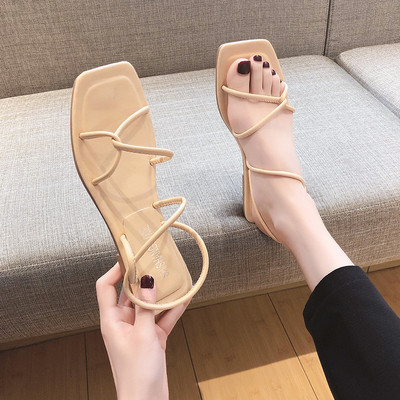 Sieviešu ikdienas sandales ar krusteniskām siksnām