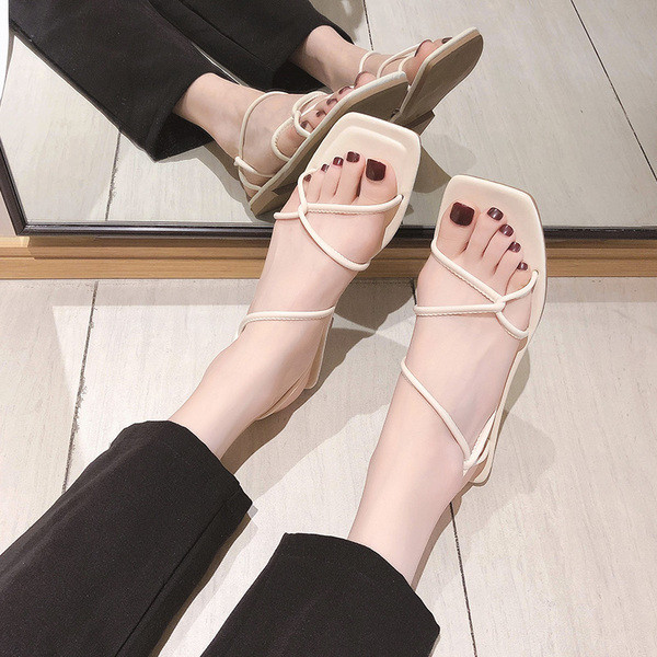 Sieviešu ikdienas sandales ar krusteniskām siksnām