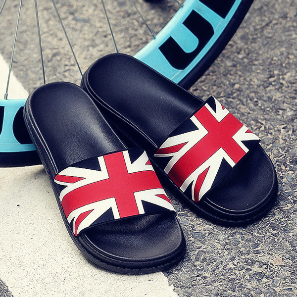 Ikdienas čības no mākslīgās ādas ar plakanu zoli, kas piemērotas vīriešiem un sievietēm