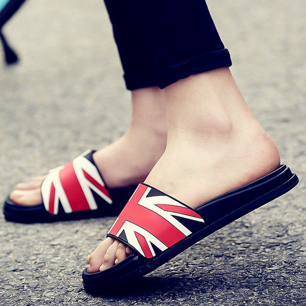 Ikdienas čības no mākslīgās ādas ar plakanu zoli, kas piemērotas vīriešiem un sievietēm