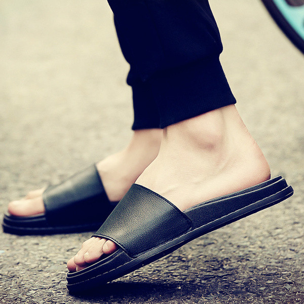 Ikdienas čības no mākslīgās ādas ar plakanu zoli, kas piemērotas vīriešiem un sievietēm