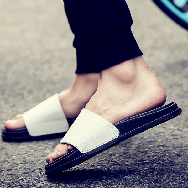 Ikdienas čības no mākslīgās ādas ar plakanu zoli, kas piemērotas vīriešiem un sievietēm