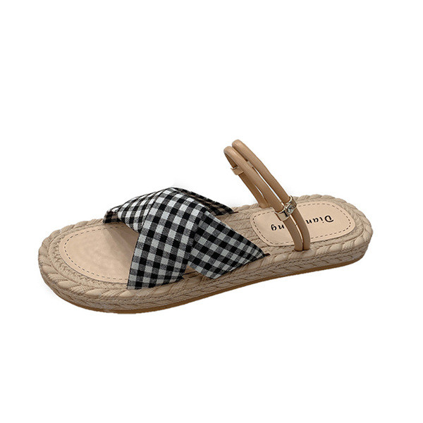 Aktuālās sieviešu sandales ar plakanām zolēm