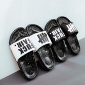 Modernas vīriešu čības ar uzrakstu un punktveida zoli