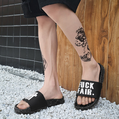 Modernas vīriešu čības ar uzrakstu un punktveida zoli