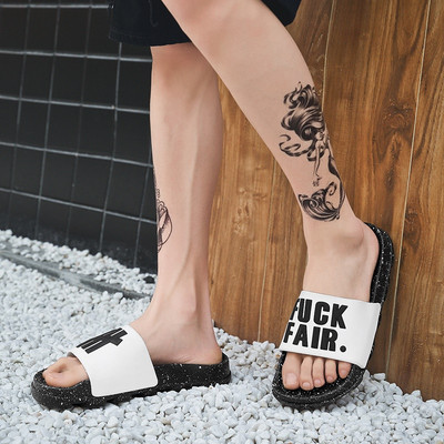 Modernas vīriešu čības ar uzrakstu un punktveida zoli