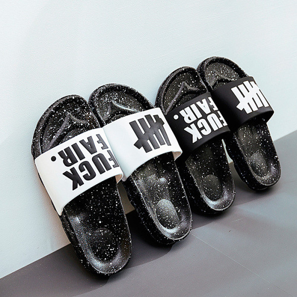 Modernas vīriešu čības ar uzrakstu un punktveida zoli