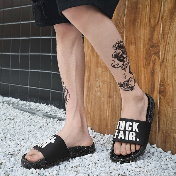 Modernas vīriešu čības ar uzrakstu un punktveida zoli