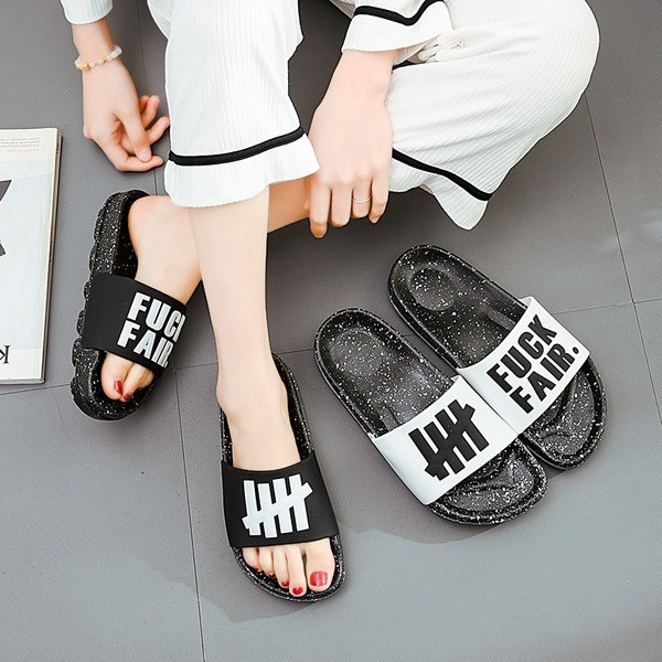 Modernas vīriešu čības ar uzrakstu un punktveida zoli