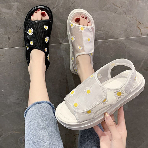 Sieviešu sandales ar izšuvumu un ielāpu