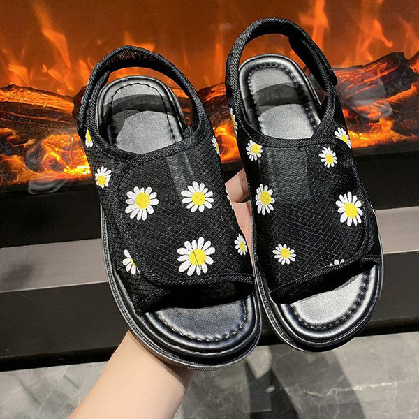 Sieviešu sandales ar izšuvumu un ielāpu