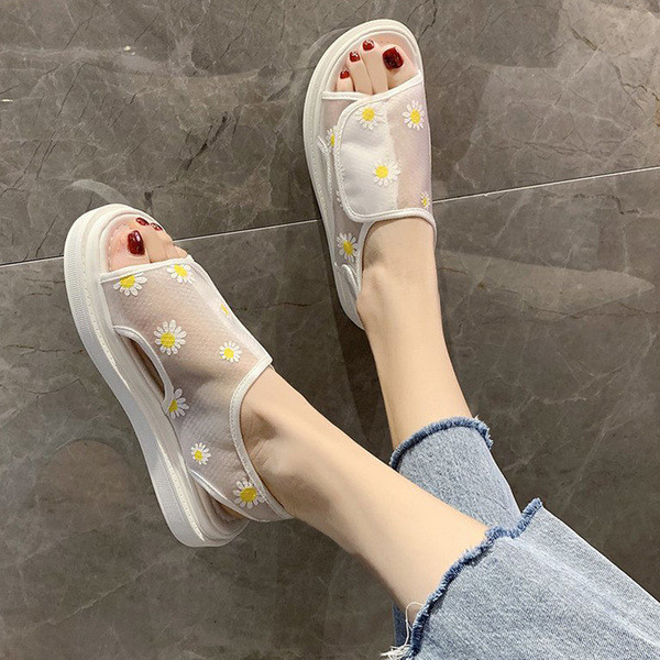 Sieviešu sandales ar izšuvumu un ielāpu