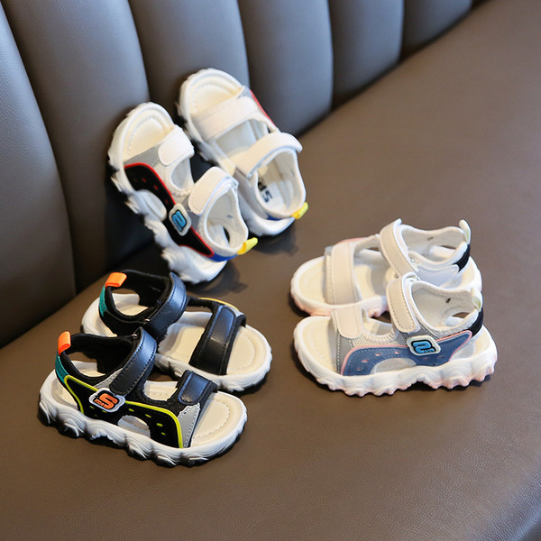 Klassikalised kleebistega laste sandaalid poistele