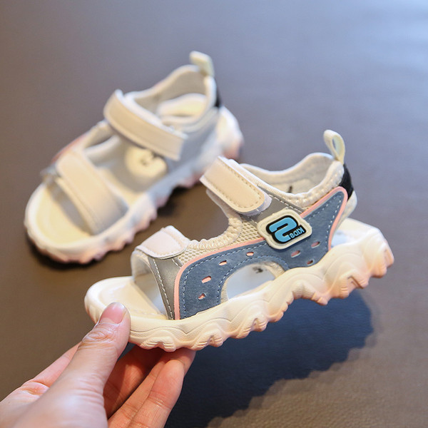 Klassikalised kleebistega laste sandaalid poistele