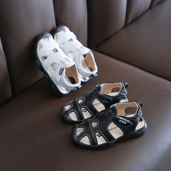 Ikdienas sandales no eko ādas ar uzlīmēm zēniem