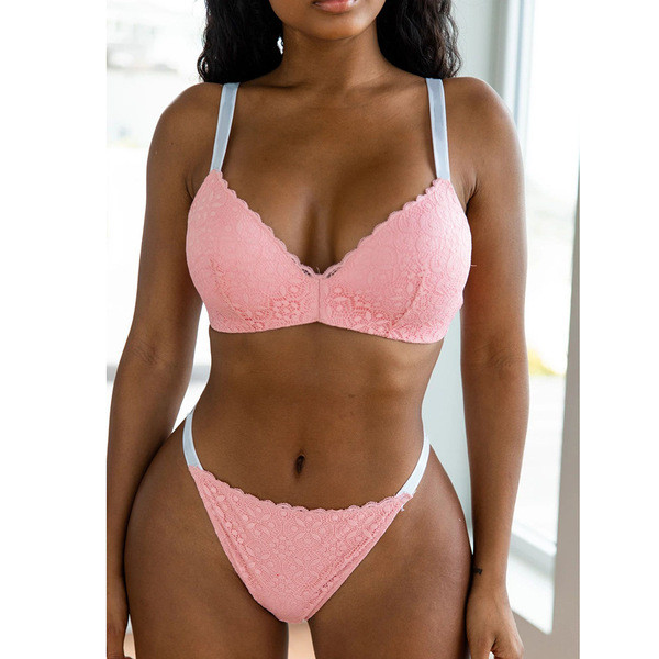 Moderna divdaļīga apakšveļa ar mežģīnēm