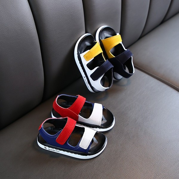 Kleebistega laste sandaalid poistele