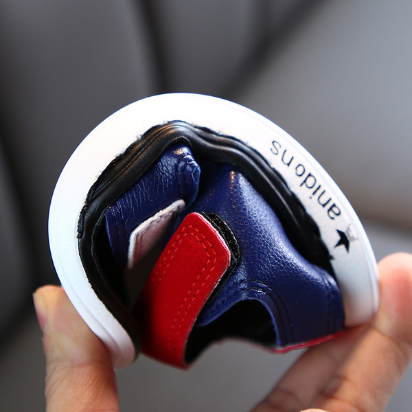 Kleebistega laste sandaalid poistele