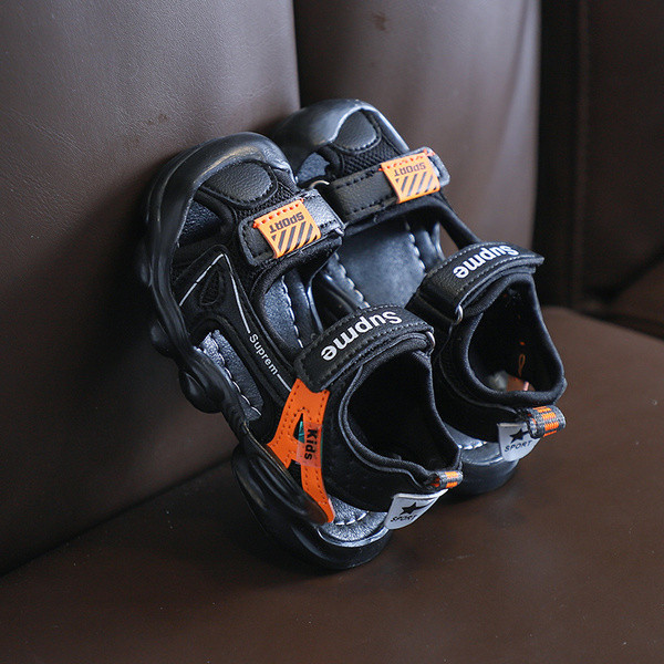 Παιδικά σανδάλια με  λουράκια βλκρό και επιγραφή για αγόρια