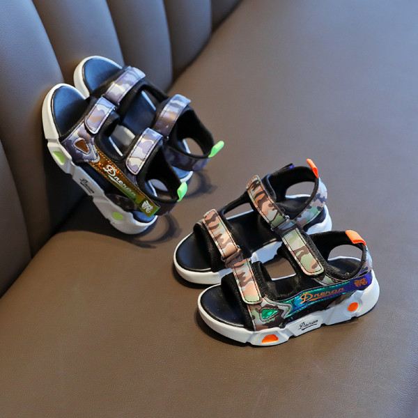 Uus kleebistega laste sandaalide mudel poistele