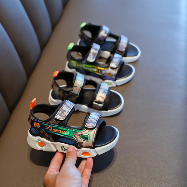 Uus kleebistega laste sandaalide mudel poistele