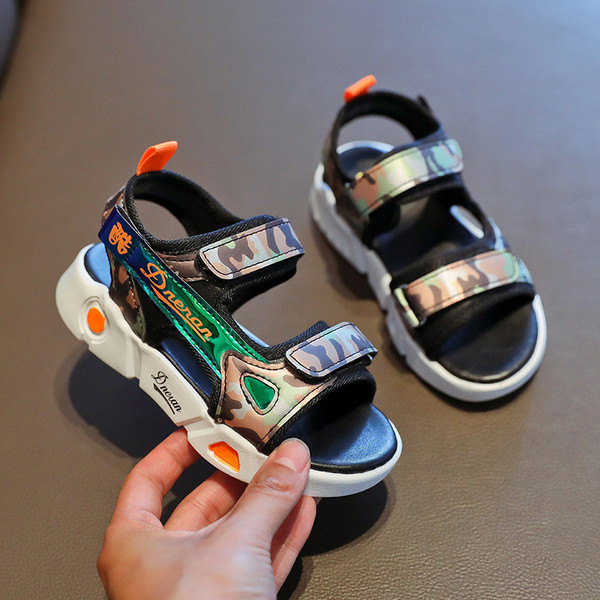 Uus kleebistega laste sandaalide mudel poistele