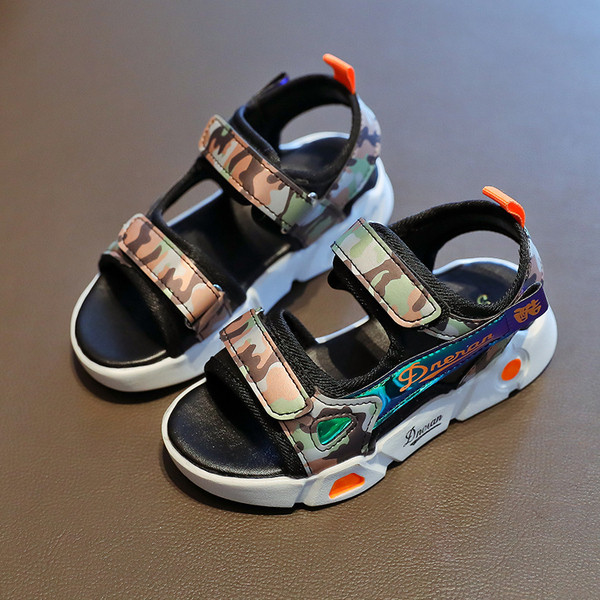 Uus kleebistega laste sandaalide mudel poistele