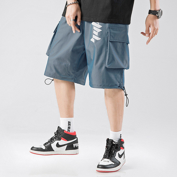 Põlveni ulatuvad meeste spordipüksid