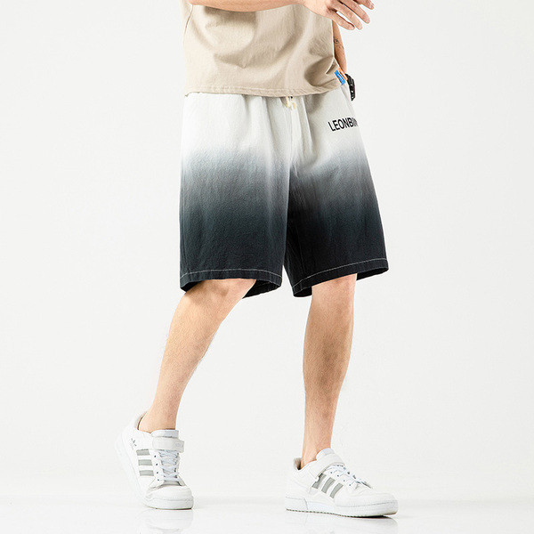 Mūsdienīgi vīriešu šorti zaigojošā krāsā un elastīga jostasvieta