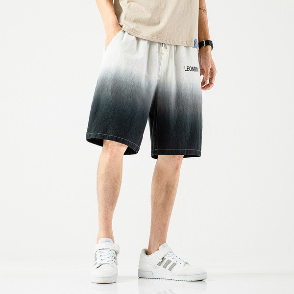 Mūsdienīgi vīriešu šorti zaigojošā krāsā un elastīga jostasvieta