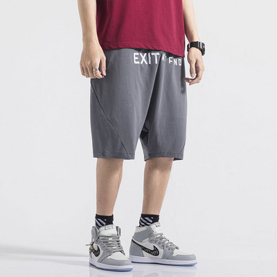 Σπορ-casual καλοκαιρινά σορτς και επιγραφή