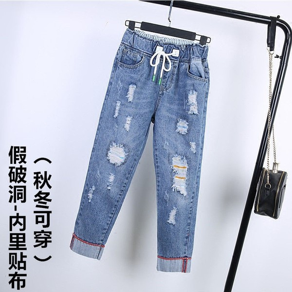 Naiste lõhkised teksad erinevad mudelid heledast ja tumedast teksast