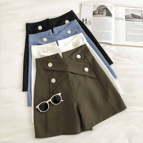 Naiste lühikesed püksid luku ja nööpidega