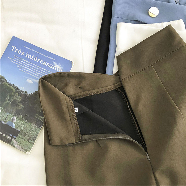 Naiste lühikesed püksid luku ja nööpidega