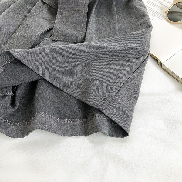 Μοντέρνο γυναικείο παντελόνι με ζώνη και κουμπιά