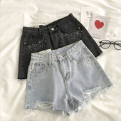 Mūsdienīgi īsi džinsi ar cilpām un saplēstiem motīviem