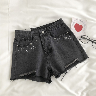 Mūsdienīgi īsi džinsi ar cilpām un saplēstiem motīviem