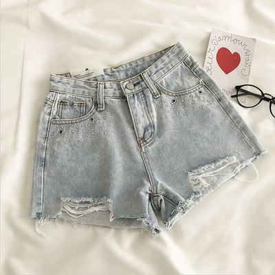 Mūsdienīgi īsi džinsi ar cilpām un saplēstiem motīviem