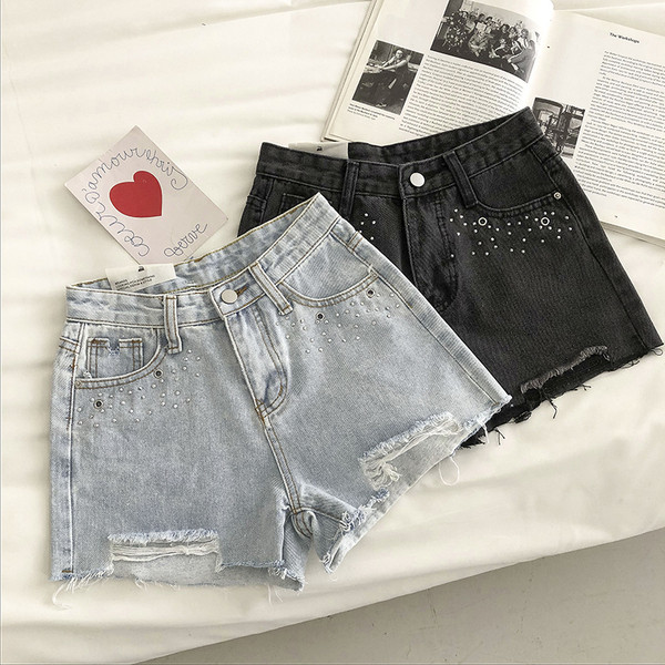 Mūsdienīgi īsi džinsi ar cilpām un saplēstiem motīviem