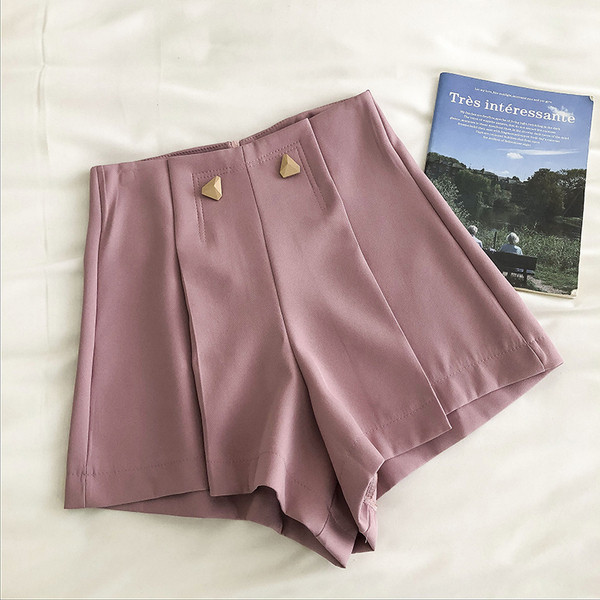 Μοντέρνα σορτς με μεταλλικά στοιχεία